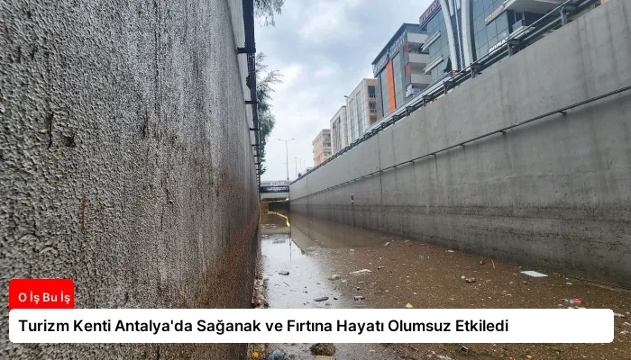 Turizm Kenti Antalya’da Sağanak ve Fırtına Hayatı Olumsuz Etkiledi
