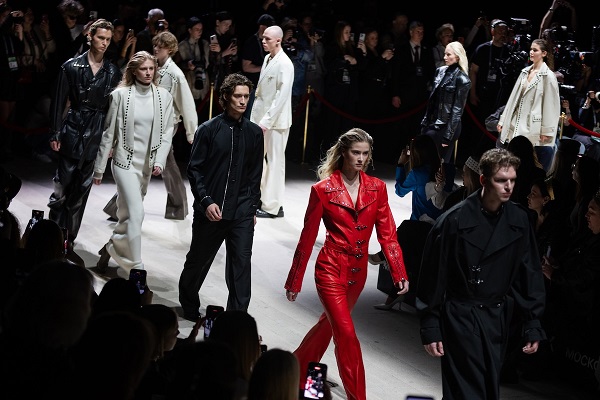 Cesur Estetik: Emre Erdemoğlu, Moskova’nın küresel podyumunda tüm dikkatleri üzerine çekti